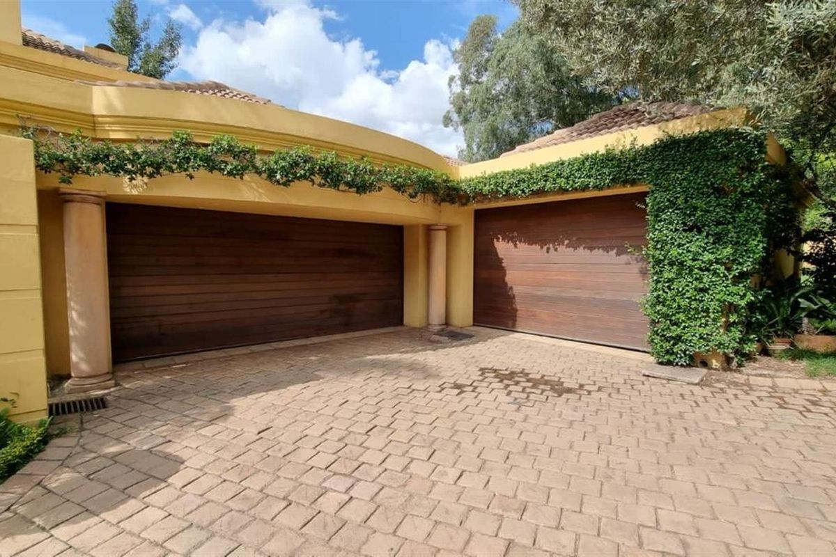 Luxury Golf Course Mansion Designed by Renowned Architect - Photo 3