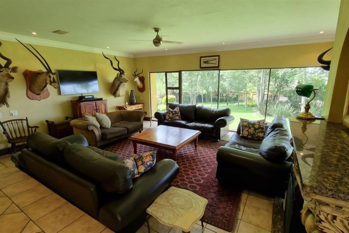 Luxury Golf Course Mansion Designed by Renowned Architect - Photo 5