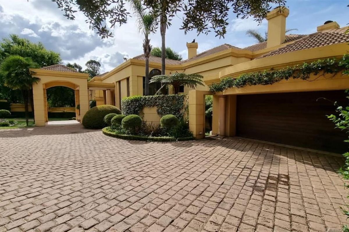 Luxury Golf Course Mansion Designed by Renowned Architect - Photo 2