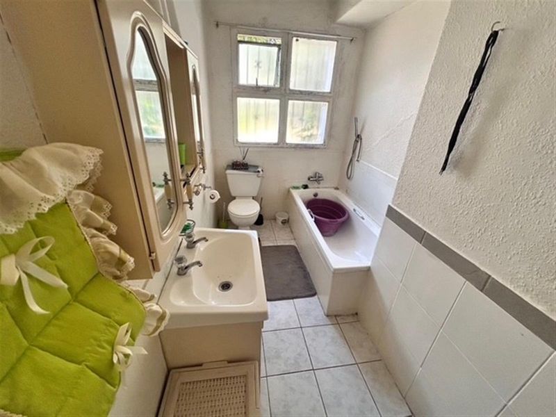 Townhouse For Sale in Kibler Park Johannesburg Gauteng - Photo 9