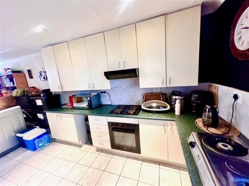 Townhouse For Sale in Kibler Park Johannesburg Gauteng - Photo 5