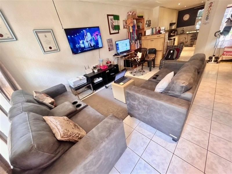 Townhouse For Sale in Kibler Park Johannesburg Gauteng - Photo 6