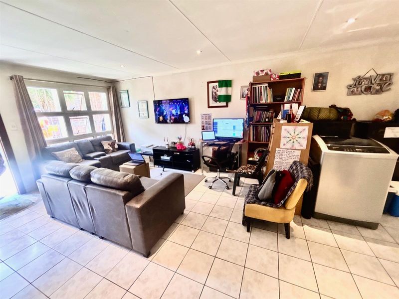 Townhouse For Sale in Kibler Park Johannesburg Gauteng - Photo 7