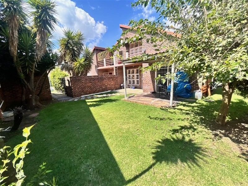 Townhouse For Sale in Kibler Park Johannesburg Gauteng - Photo 2