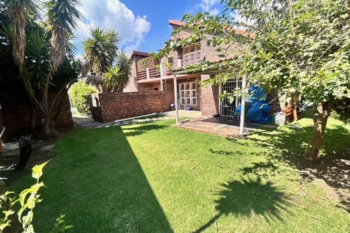 Townhouse For Sale in Kibler Park Johannesburg Gauteng - Photo 2