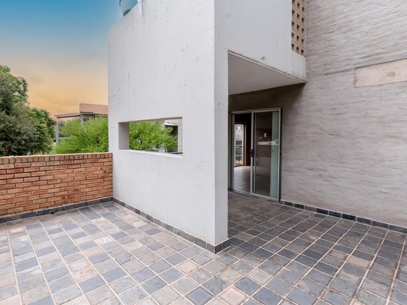 Executive 2 Bed with Massive Entertainer’s Balcony and Storeroom - Photo 2