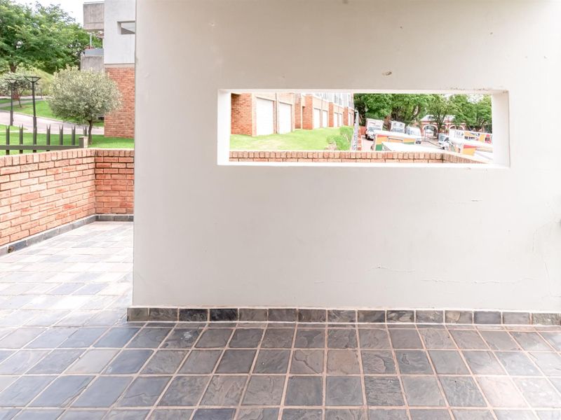 Executive 2 Bed with Massive Entertainer’s Balcony and Storeroom - Photo 6