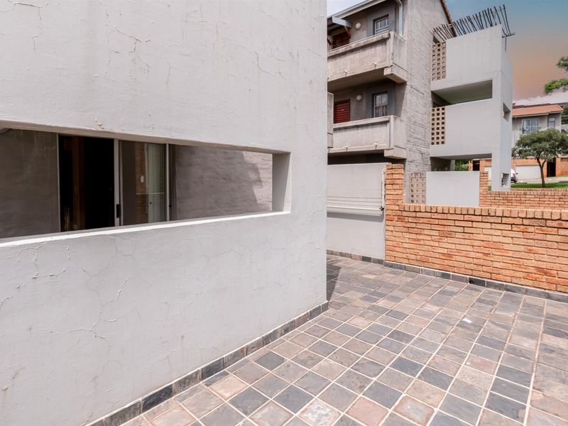 Executive 2 Bed with Massive Entertainer’s Balcony and Storeroom - Photo 3