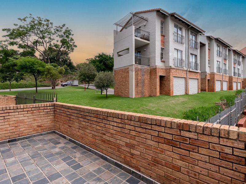 Executive 2 Bed with Massive Entertainer’s Balcony and Storeroom - Photo 1