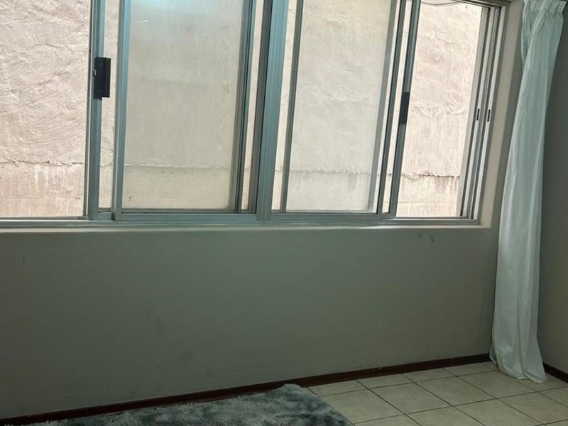 Bachelor Apartment for Sale in Braamfontein - Photo 3