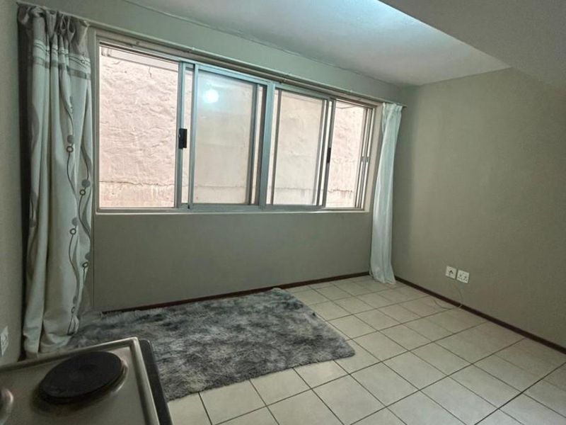 Bachelor Apartment for Sale in Braamfontein - Photo 2