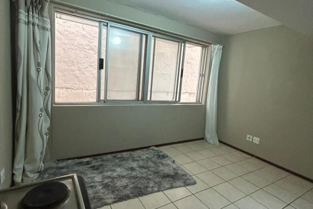 Bachelor Apartment for Sale in Braamfontein - Photo 2