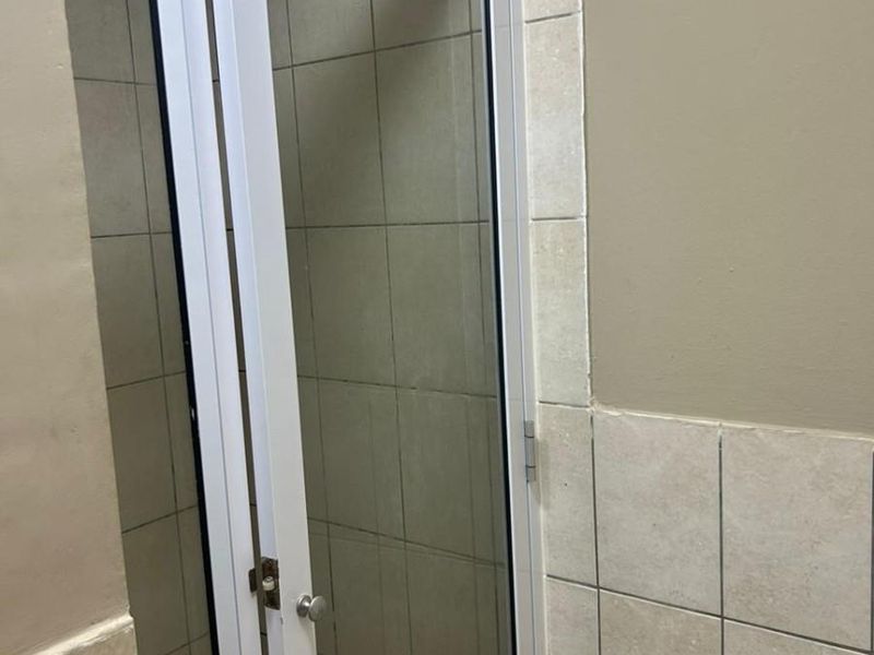 Bachelor Apartment for Sale in Braamfontein - Photo 4