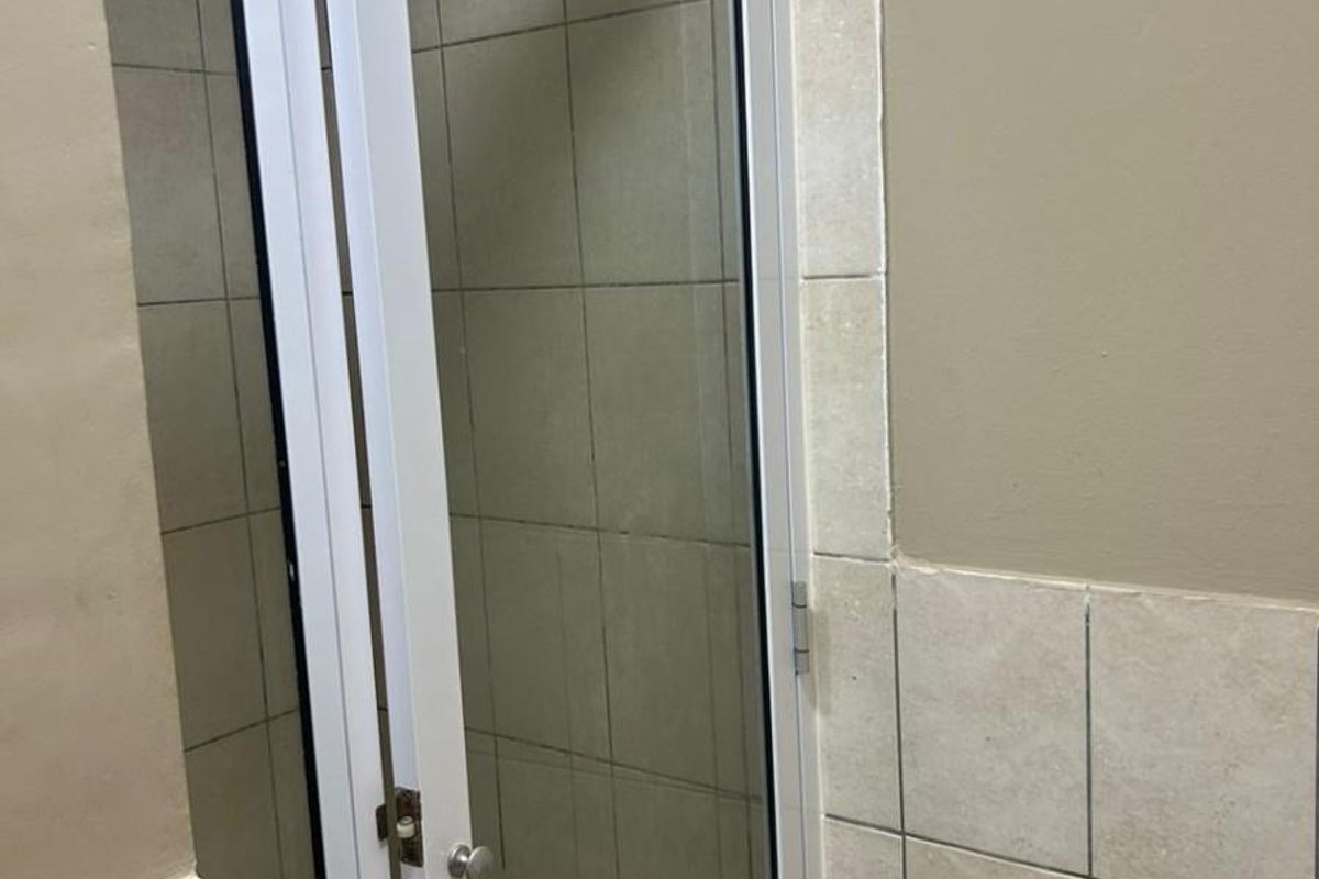 Bachelor Apartment for Sale in Braamfontein - Photo 4
