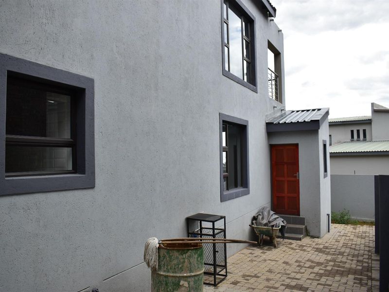 Luxury 5 Bedroom Home with Jacuzzi, Inverter Port and Designer Features - Photo 7