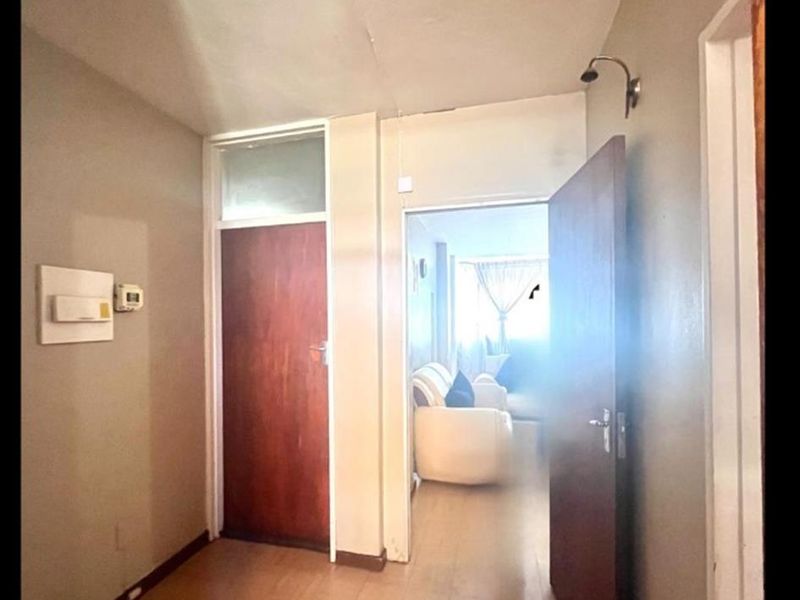 NO TRANSFER DUTY. 1.5 Bed Apartment For Sale in Sunnyside, Pretoria - Photo 4