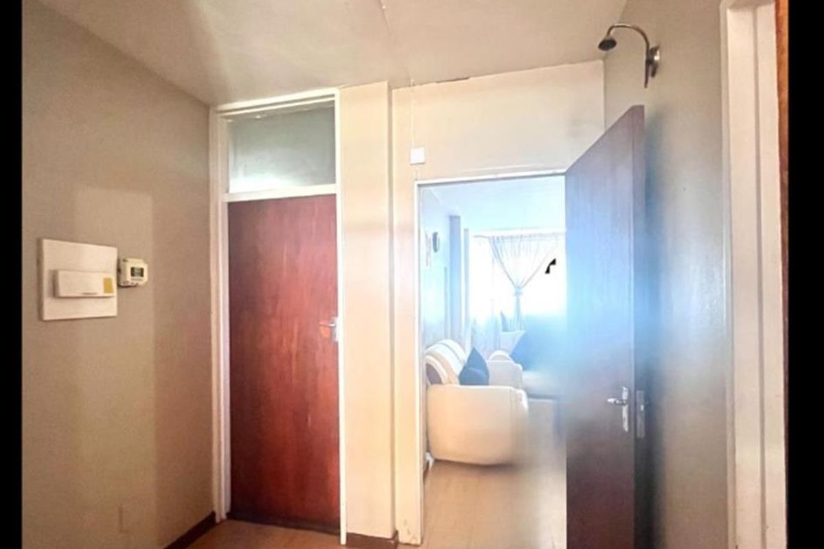 NO TRANSFER DUTY. 1.5 Bed Apartment For Sale in Sunnyside, Pretoria - Photo 4