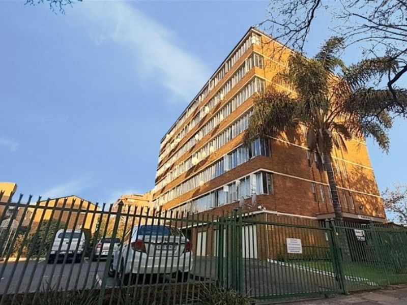 NO TRANSFER DUTY. 1.5 Bed Apartment For Sale in Sunnyside, Pretoria - Photo 2