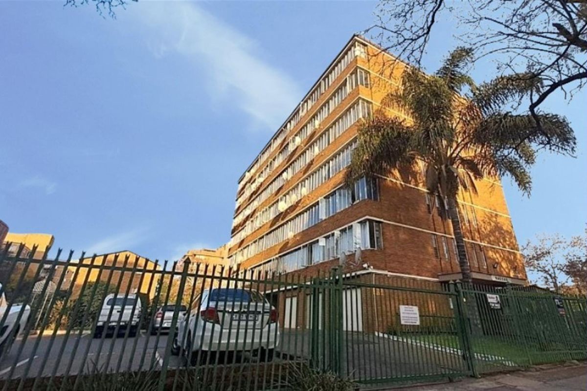NO TRANSFER DUTY. 1.5 Bed Apartment For Sale in Sunnyside, Pretoria - Photo 2