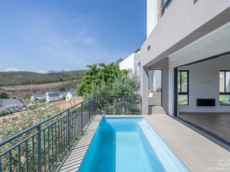 Brand New Built - Sleek Design - Wrapped In Nature And Tranquillity - A Must See! - Photo 6