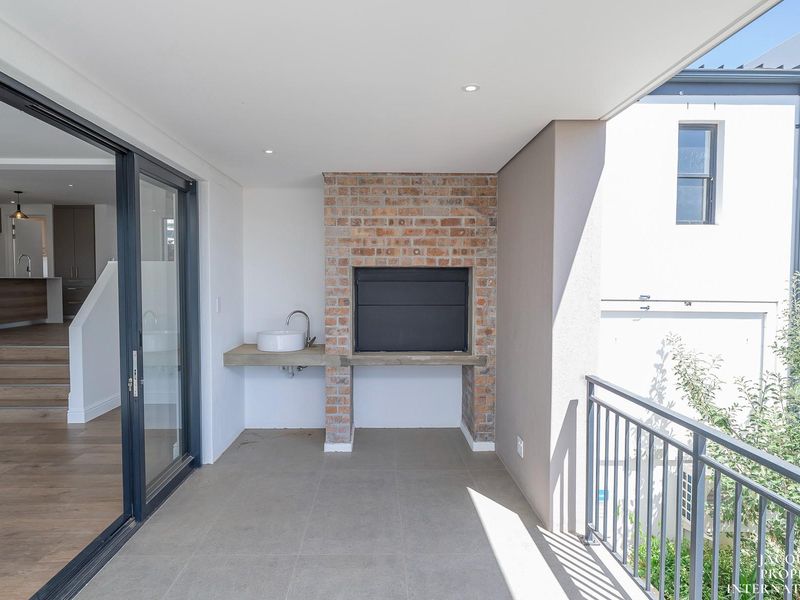 Brand New Built - Sleek Design - Wrapped In Nature And Tranquillity - A Must See! - Photo 8