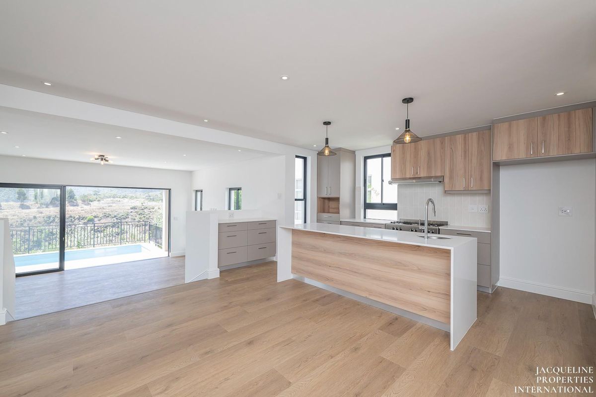 Brand New Built - Sleek Design - Wrapped In Nature And Tranquillity - A Must See! - Photo 4