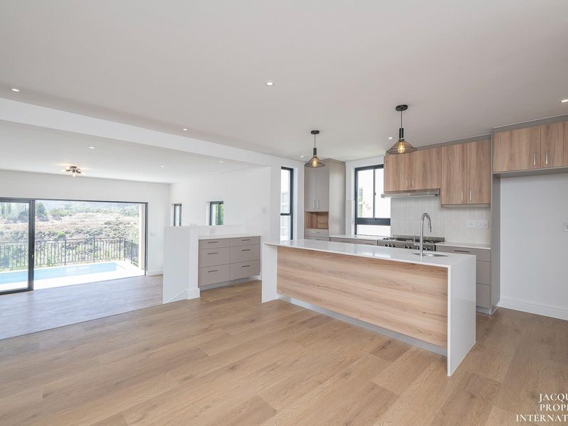 Brand New Built - Sleek Design - Wrapped In Nature And Tranquillity - A Must See! - Photo 4