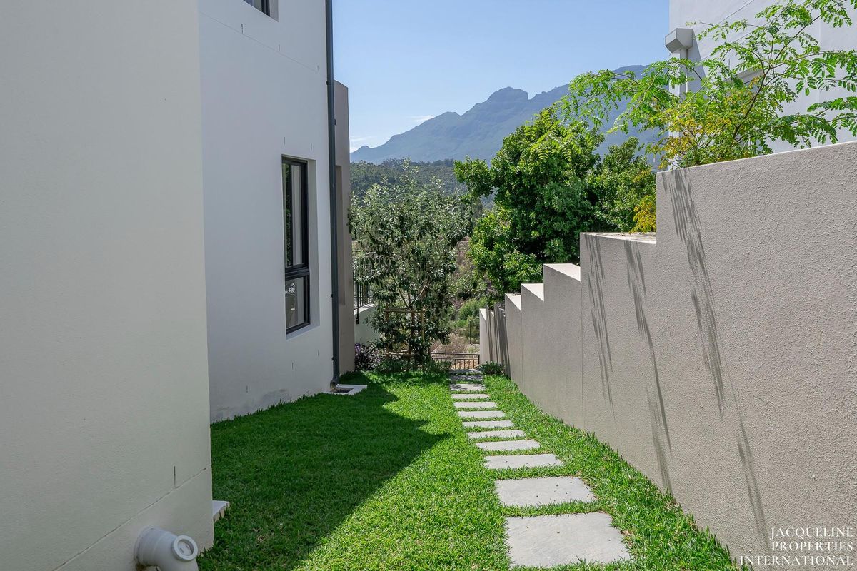 Brand New Built - Sleek Design - Wrapped In Nature And Tranquillity - A Must See! - Photo 4