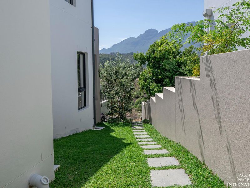 Brand New Built - Sleek Design - Wrapped In Nature And Tranquillity - A Must See! - Photo 4