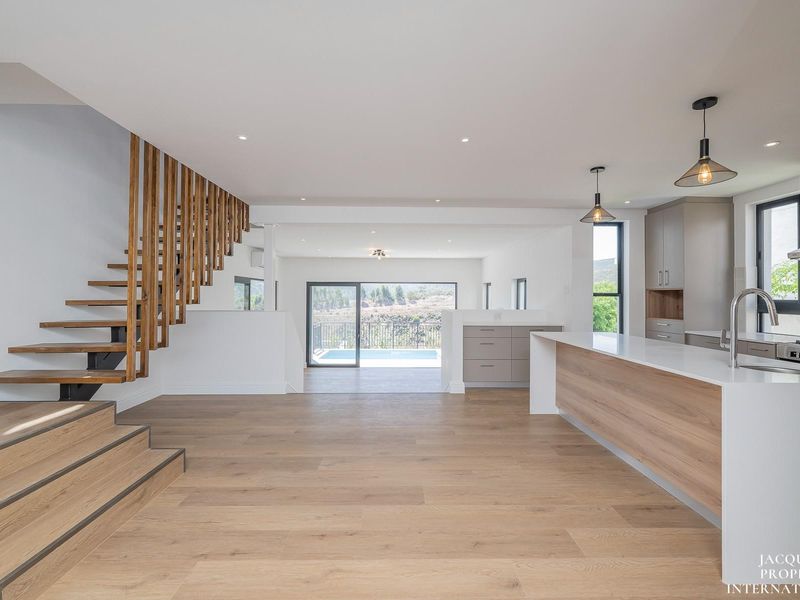 Brand New Built - Sleek Design - Wrapped In Nature And Tranquillity - A Must See! - Photo 10