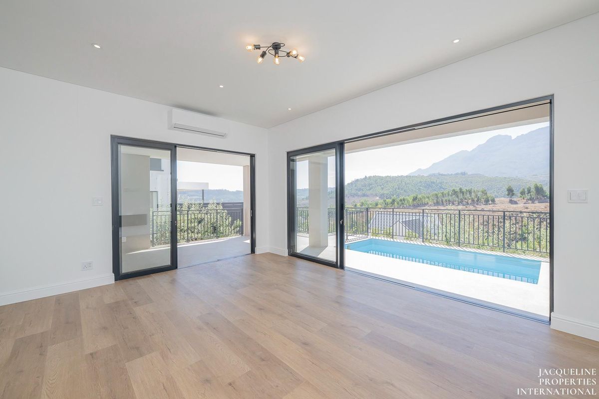 Brand New Built - Sleek Design - Wrapped In Nature And Tranquillity - A Must See! - Photo 5