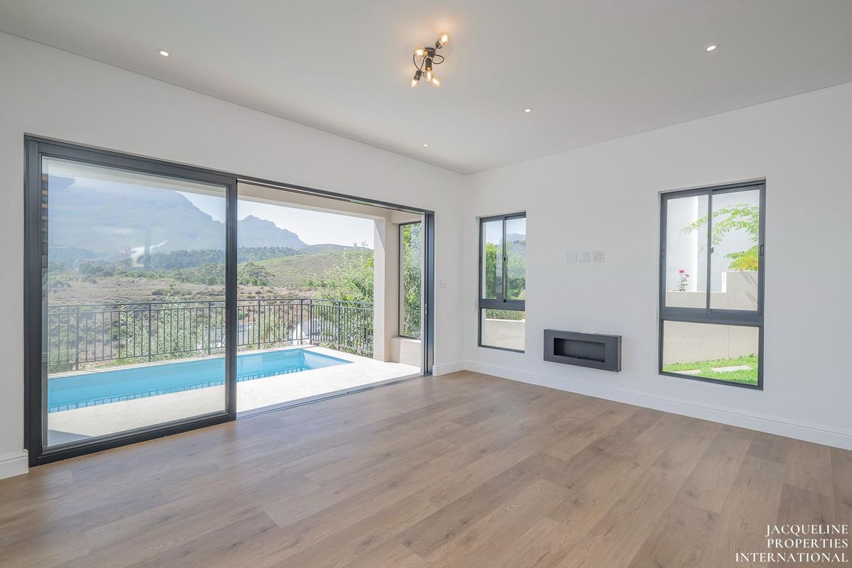 Brand New Built - Sleek Design - Wrapped In Nature And Tranquillity - A Must See! - Photo 3