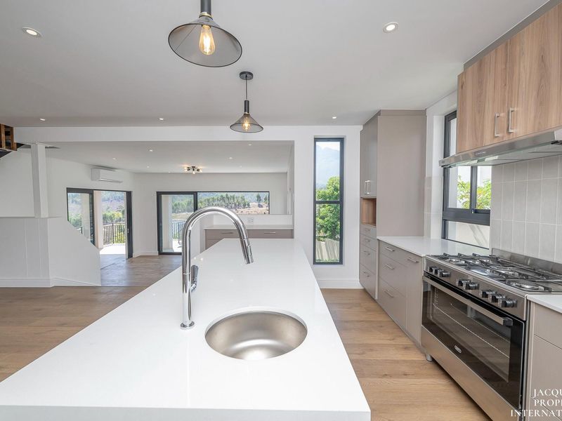 Brand New Built - Sleek Design - Wrapped In Nature And Tranquillity - A Must See! - Photo 5