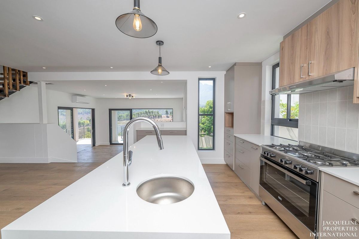 Brand New Built - Sleek Design - Wrapped In Nature And Tranquillity - A Must See! - Photo 5