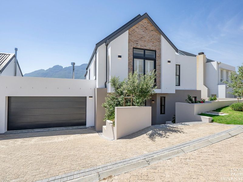 Brand New Built - Sleek Design - Wrapped In Nature And Tranquillity - A Must See! - Photo 2