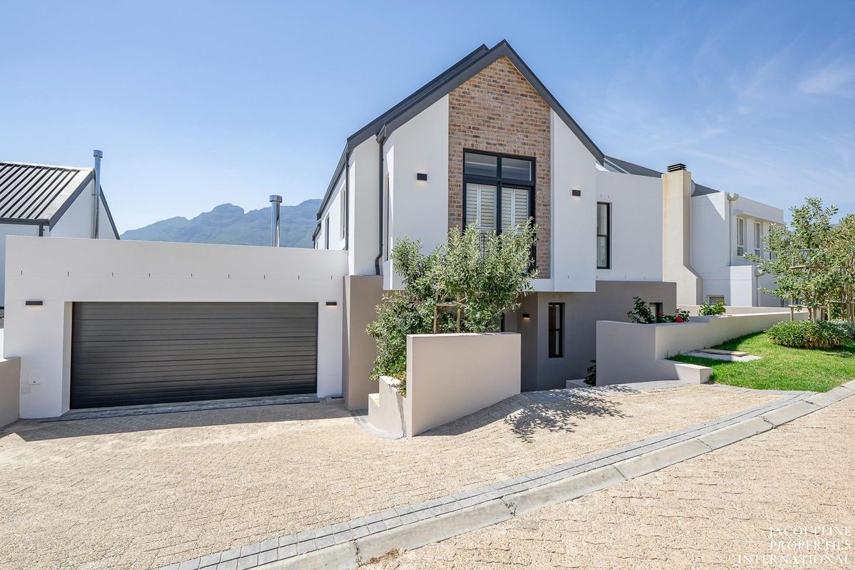 Brand New Built - Sleek Design - Wrapped In Nature And Tranquillity - A Must See! - Photo 2