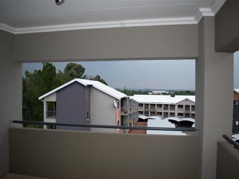 2 Bedroom Family Apartment in Roodepark Eco Estate | Secure Wildlife Living - Photo 9