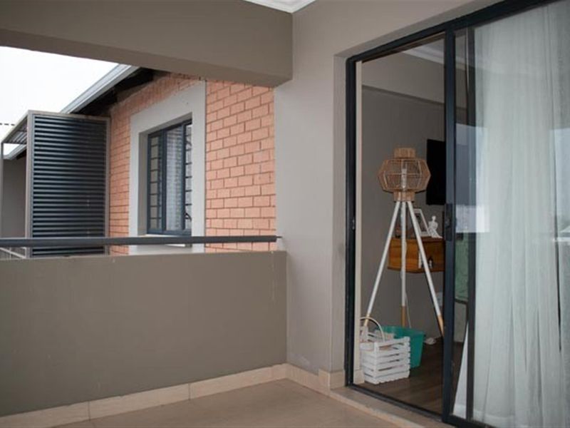 2 Bedroom Family Apartment in Roodepark Eco Estate | Secure Wildlife Living - Photo 8