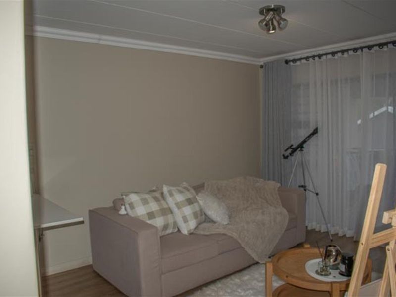 2 Bedroom Family Apartment in Roodepark Eco Estate | Secure Wildlife Living - Photo 7