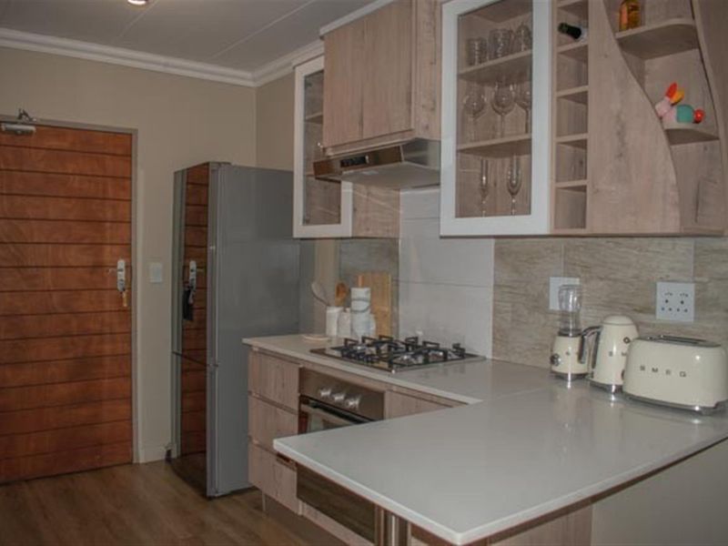 2 Bedroom Family Apartment in Roodepark Eco Estate | Secure Wildlife Living - Photo 6