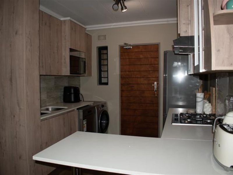 2 Bedroom Family Apartment in Roodepark Eco Estate | Secure Wildlife Living - Photo 5