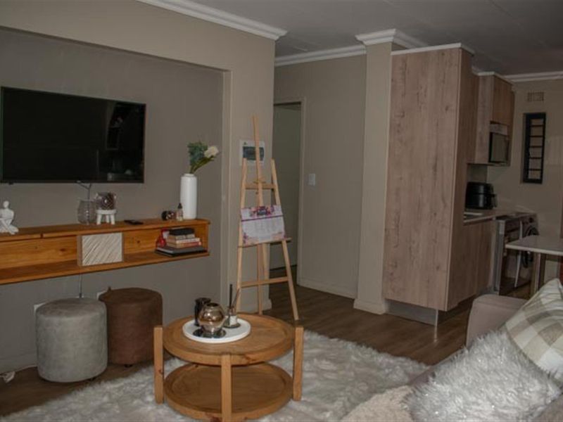 2 Bedroom Family Apartment in Roodepark Eco Estate | Secure Wildlife Living - Photo 2