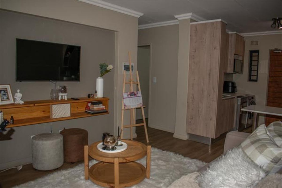 2 Bedroom Family Apartment in Roodepark Eco Estate | Secure Wildlife Living - Photo 2