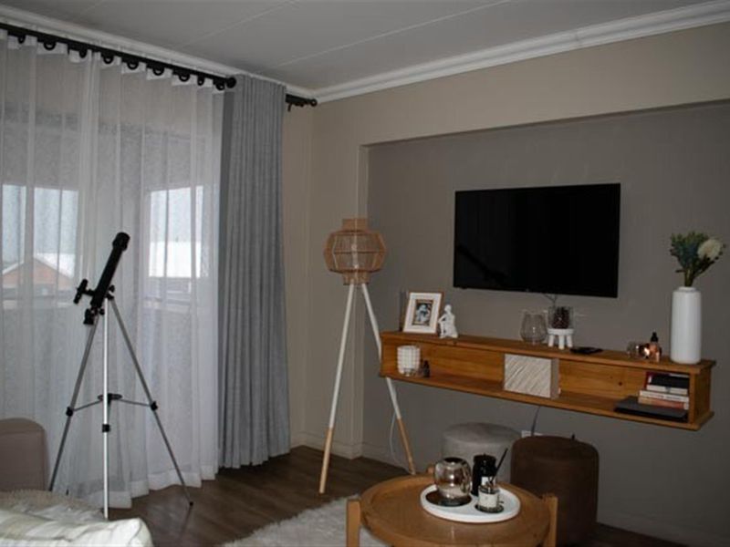 2 Bedroom Family Apartment in Roodepark Eco Estate | Secure Wildlife Living - Photo 1