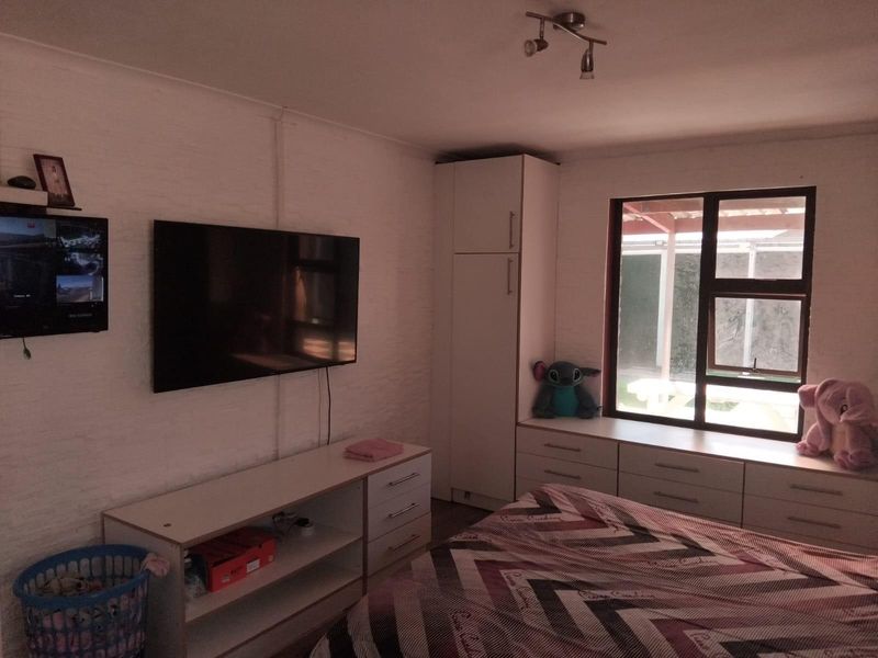 4 Bedroom House For Sale in Wavecrest Strandfontein - Photo 8