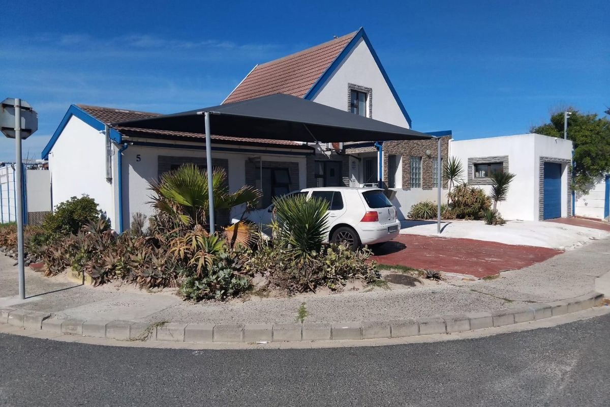 4 Bedroom House For Sale in Wavecrest Strandfontein - Photo 2