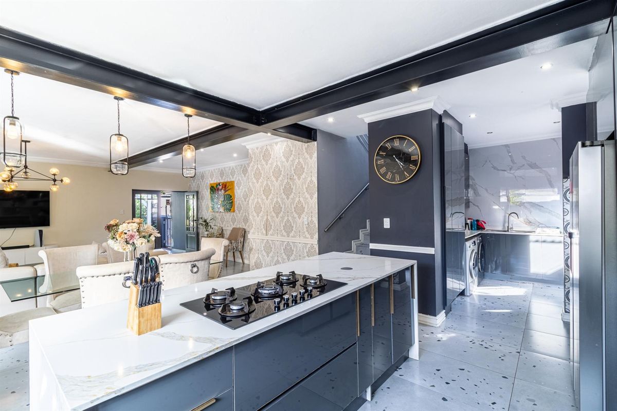 STUNNING 4 BEDROOM HOUSE W/ DOMESTIC QUATER - Photo 3