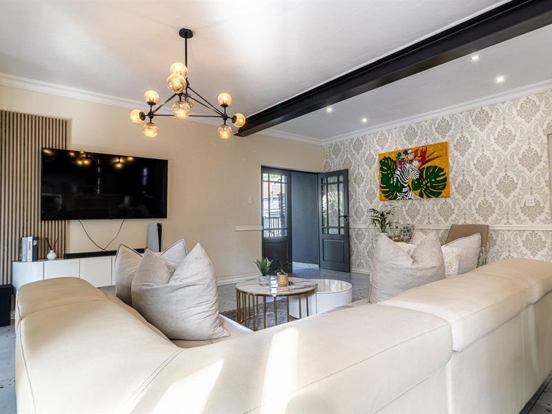 STUNNING 4 BEDROOM HOUSE W/ DOMESTIC QUATER - Photo 7