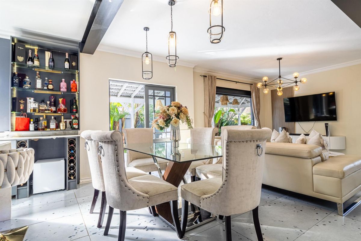 STUNNING 4 BEDROOM HOUSE W/ DOMESTIC QUATER - Photo 5