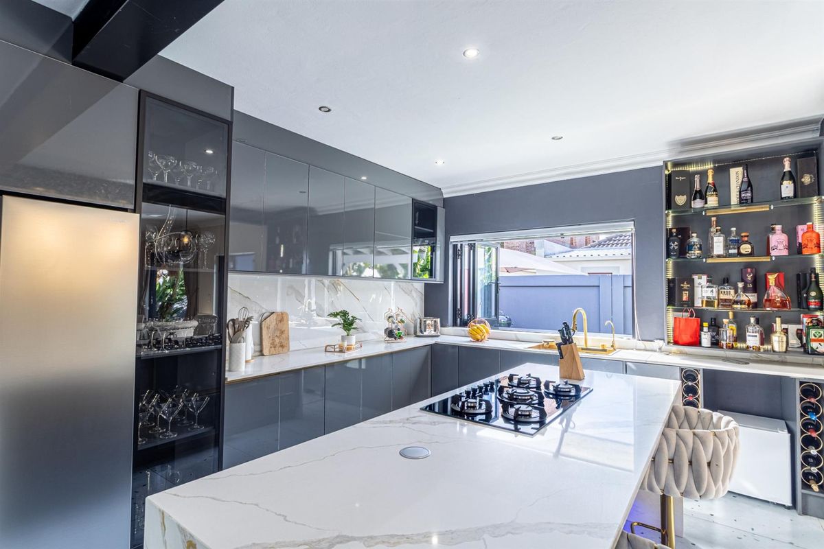 STUNNING 4 BEDROOM HOUSE W/ DOMESTIC QUATER - Photo 4